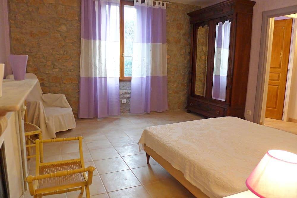 Gite confortable avec grande piscine et vues dans le minervois in Montbrun-des-Corbières, Région de Narbonne
