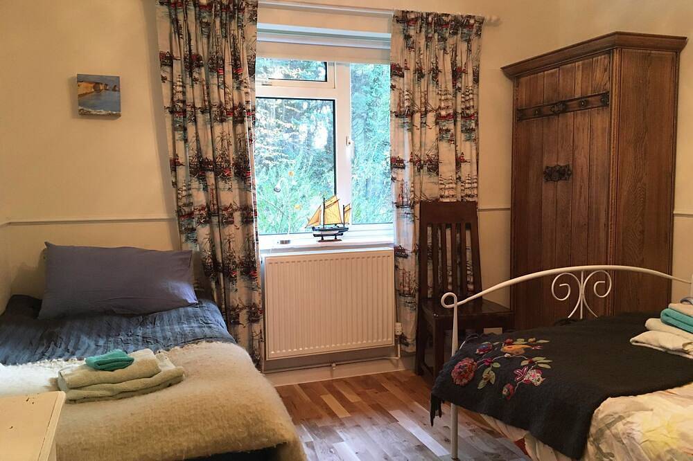 New Forest house with large garden, near sea. Perfect for families with children in Lymington, Hampshire