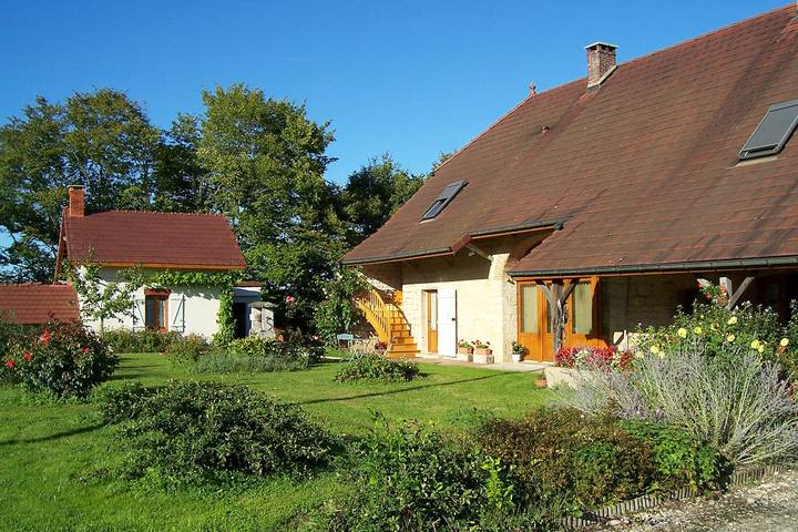 Gîte pour 12 personnes, avec piscine ainsi que jardin et terrasse, animaux acceptés
