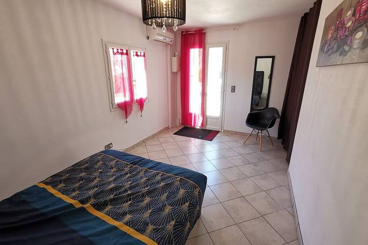 Location de vacances pour 6 personnes, avec terrasse et jacuzzi ainsi que jardin et piscine à Rochefort-du-Gard - 3