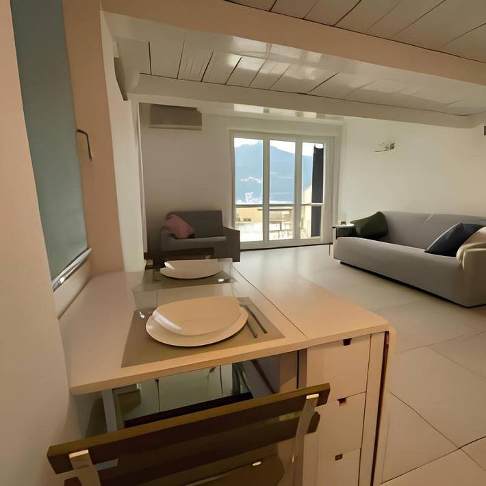 Ferienwohnung für 4 Personen, mit Seeblick und Ausblick sowie Pool und Garten - 1