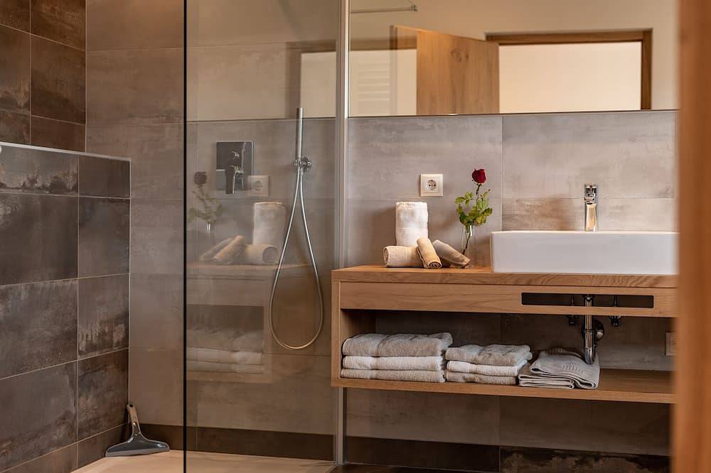 Ganze Wohnung, Moosbichlerhof Apartment 95 qm, 2 Schlafzimmer,2 Bäder, Pool, Meran Card. in Marling, Ortleralpen