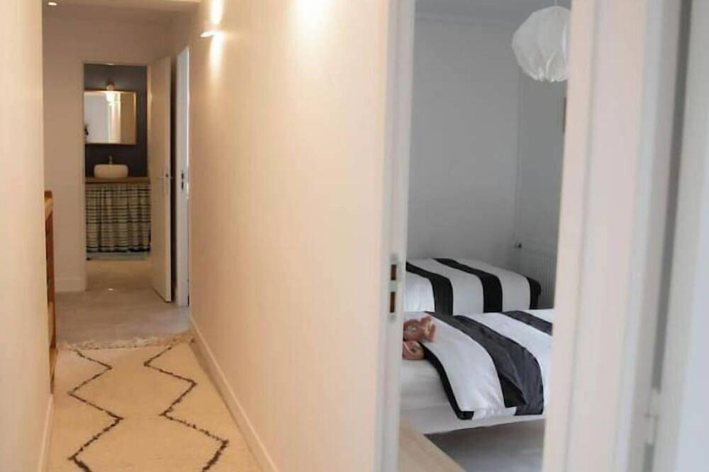 7 bedroom private vacation home in les trois lacs in Tosny, Région de Les Andelys