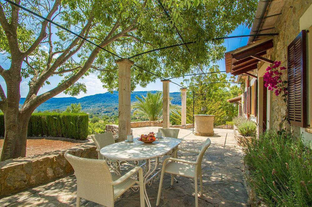 Lovely home in Puigpunyent with private swimming pool, can be inside or outside in Puigpunyent, Mallorca Westen