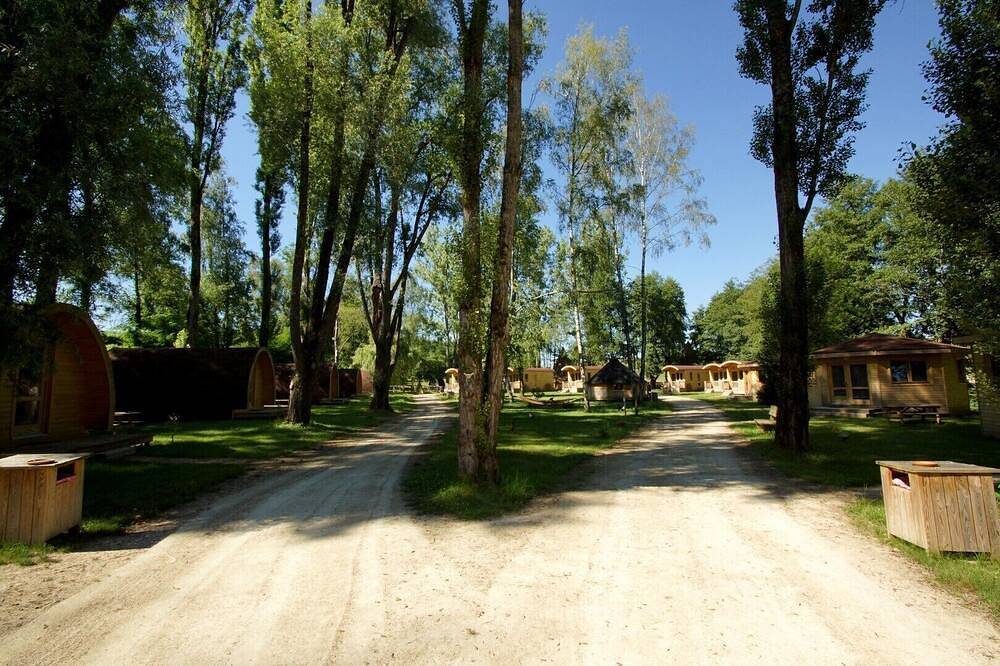 Gîtes insolites au coeur de la nature la Roulotte in Champvert, Nièvre