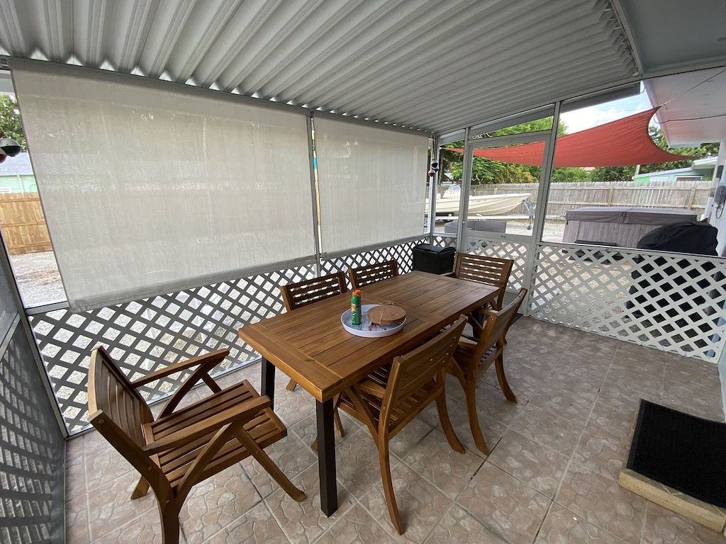 Cozy Family Home-Pool-Hottub -5 minute drive to sombrero beach-private property in Marathon, Monroe County