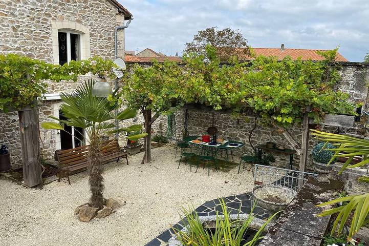 Location de vacances pour 6 personnes, avec jacuzzi et piscine à Piégut-Pluviers