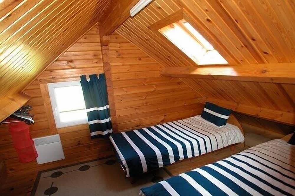 Chalet overlooking Audierne Bay with wooded garden, in Plozévet, Côte de Cornouaille