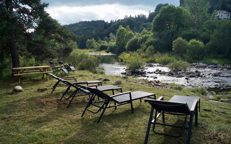 Location de vacances pour 6 personnes, avec Balcon et Terrasse ainsi que Jardin et Piscine à Usclades-et-Rieutord