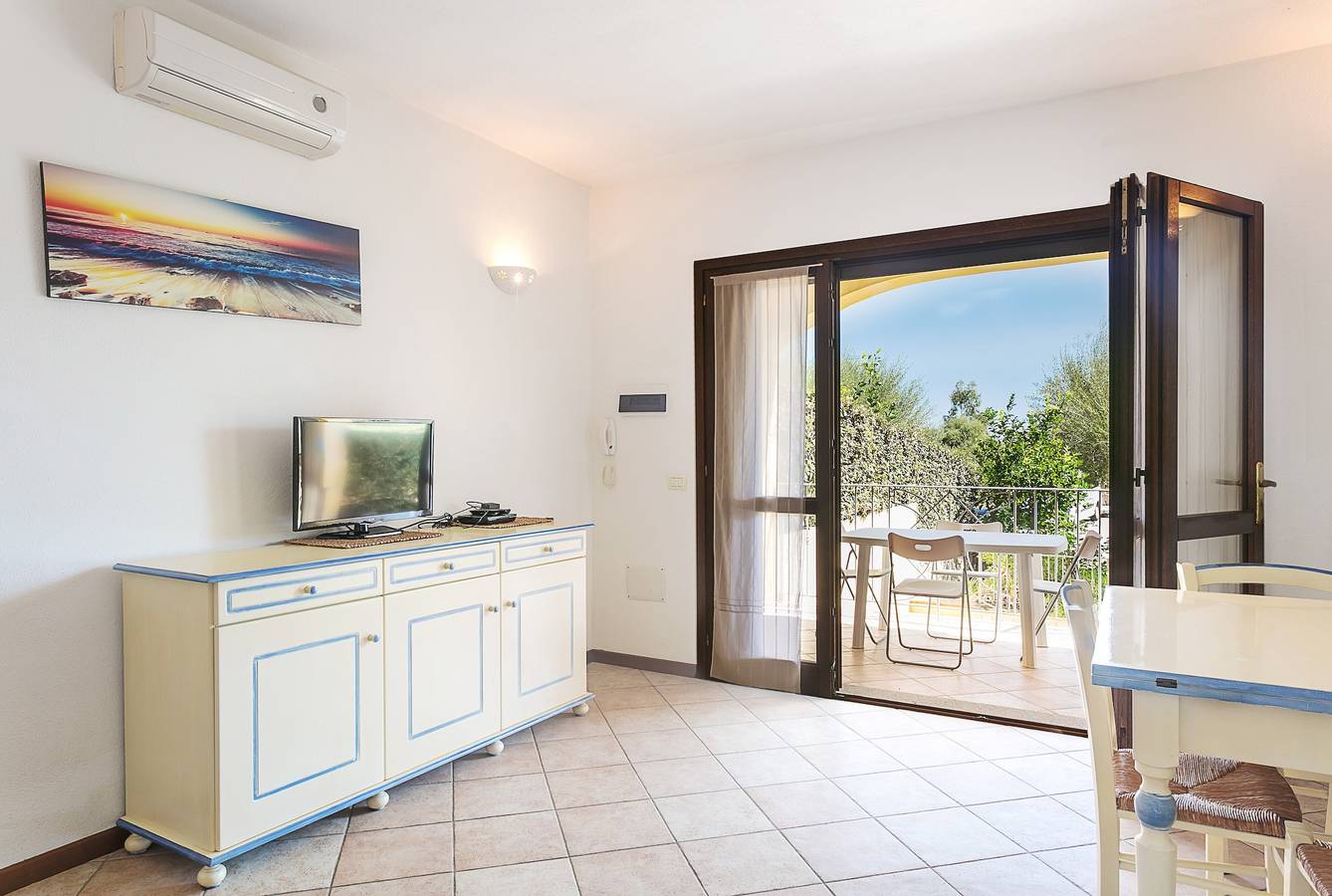 Entire apartment, Apartment 'Giardini Di Bados B3' with Shared Terrace, Shared Garden and Air Conditioning in Pittulongu, Costa Smeralda