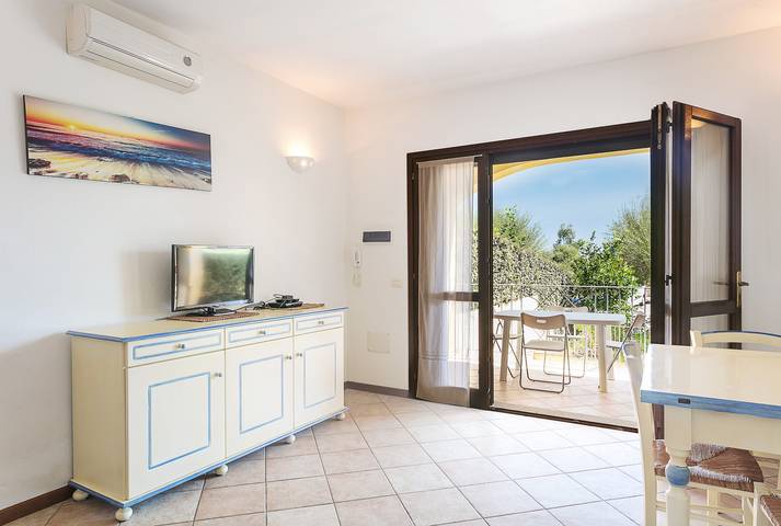 Apartamento entero, Apartamento 'Giardini Di Bados B3' con terraza compartida, jardín compartido y aire acondicionado. in Pittulongu, Olbia