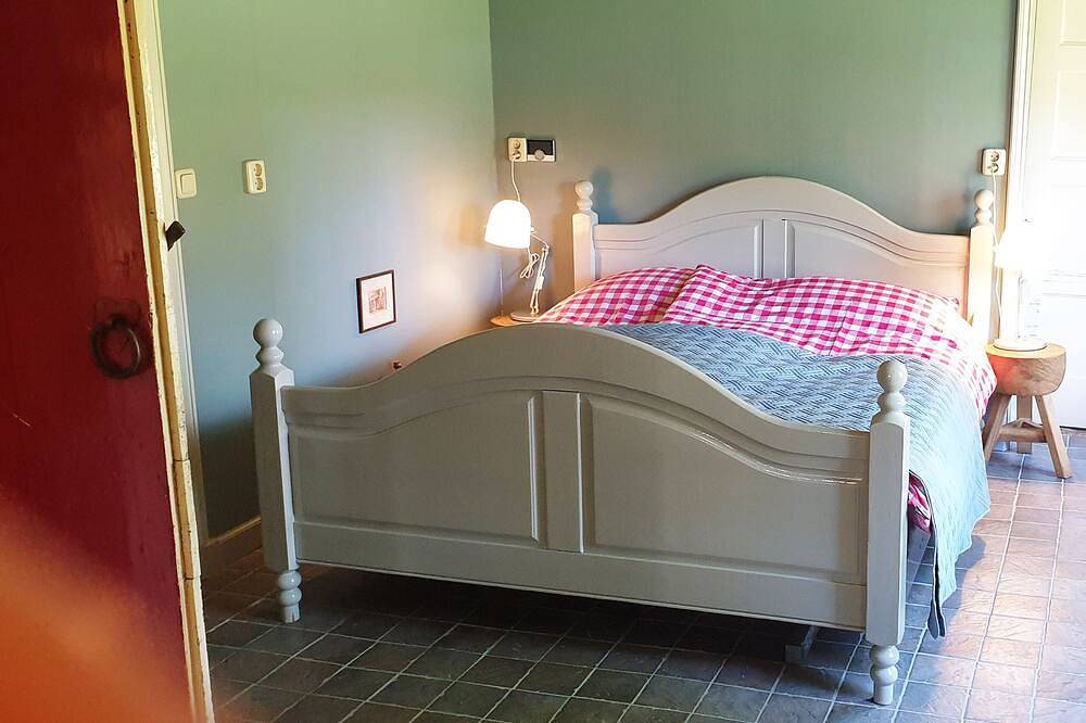 Charming holiday cottage with a private garden. in Friesland