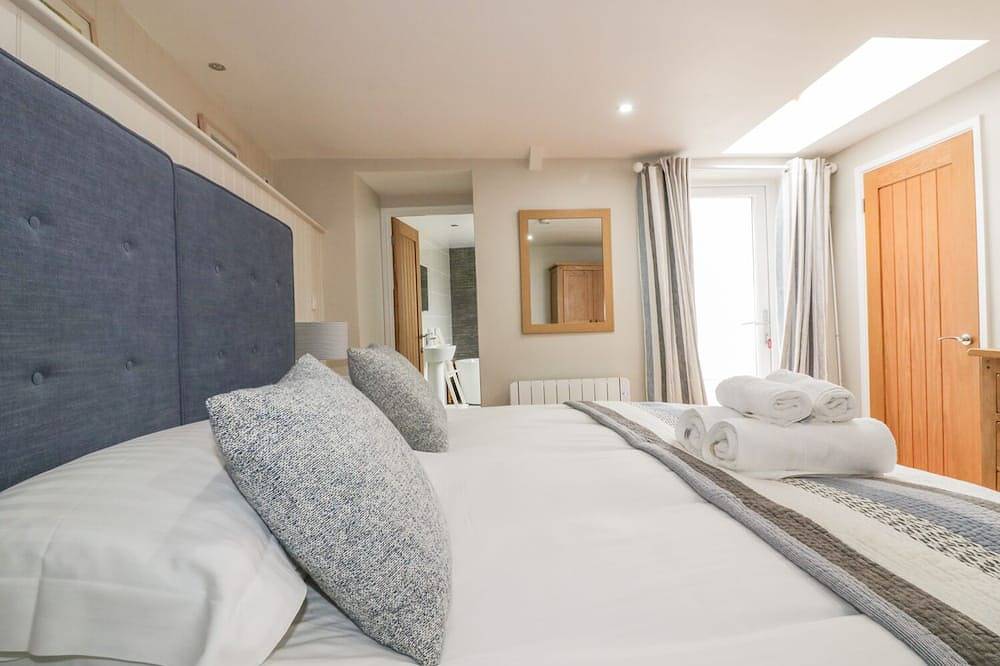 The Bolthole, pet friendly, with open fire in Crantock in Crantock, Cornwall