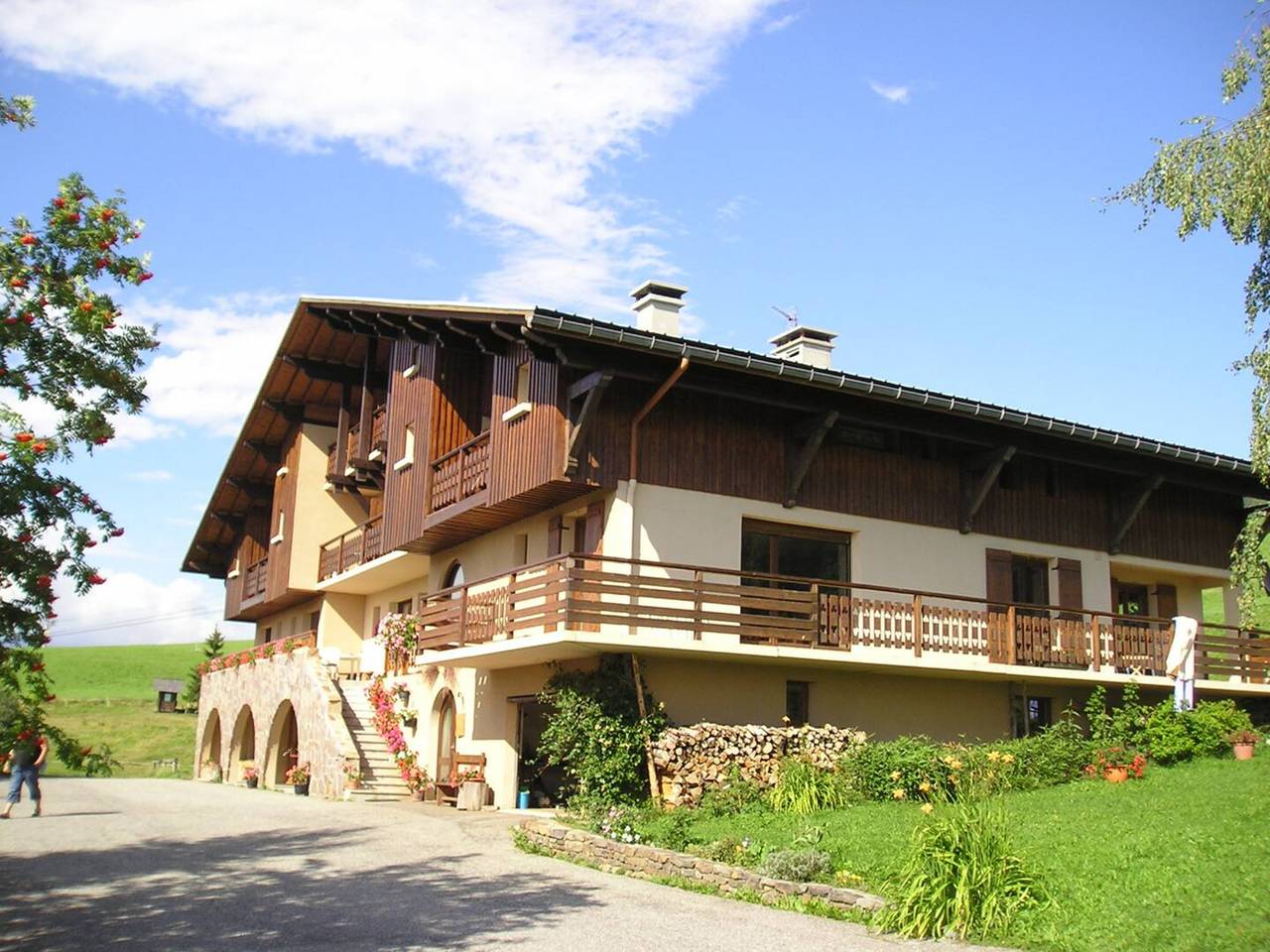 Entire studio, Studio Apartment '4 - La Bruyère' with Mountain View, Shared Garden and Wi-Fi in Cohennoz, Albertville region