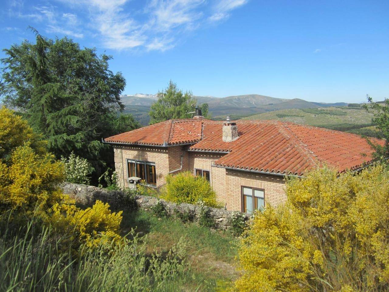 Three-Bedroom Townhouse in Hoyos del Espino, Provincia de Ávila