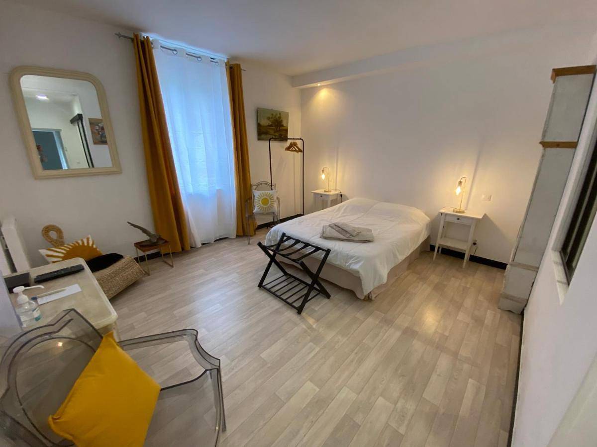 Double Room with Private Bathroom in Argenton-sur-Creuse, Région de Châteauroux