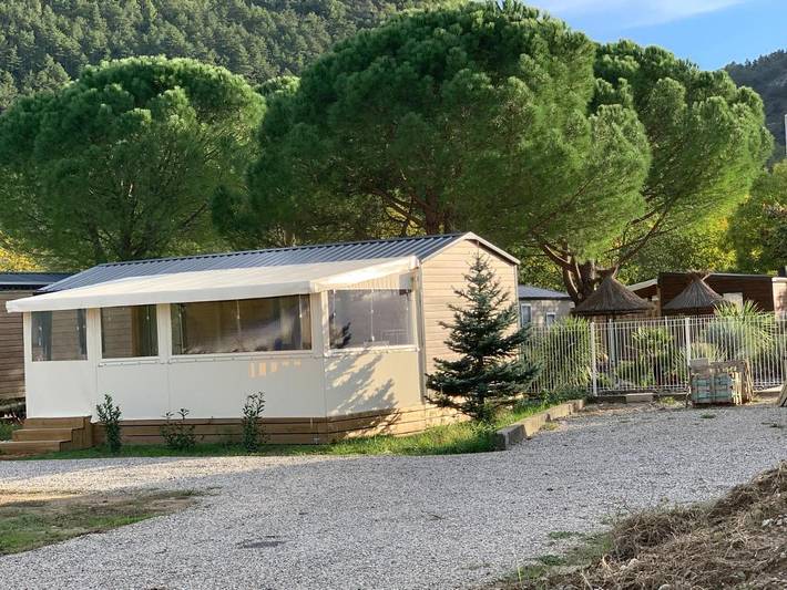 Camping pour 5 personnes, avec Jacuzzi et Terrasse ainsi que Jardin et Piscine