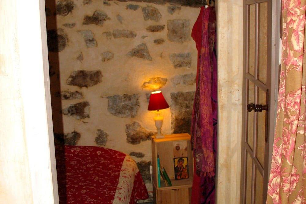 Appartement entier, Cozy Romantic Hideaway with River View In Medieval Village in Sauve, Région du Vigan