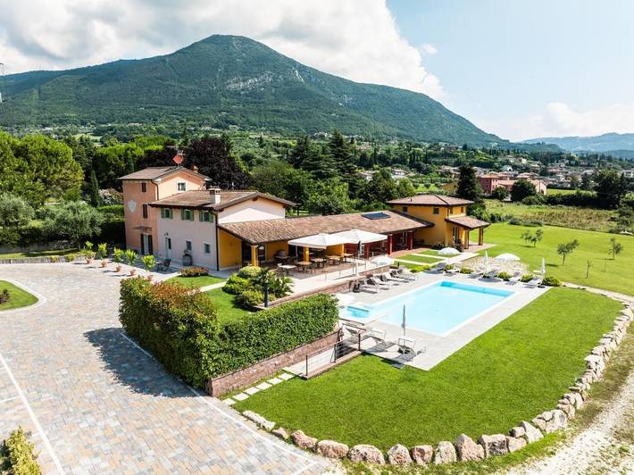 B&b voor 2 personen, with Terras and Tuin as well as Zwembad in Caprino Veronese