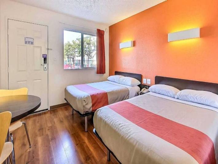 Apartamento entero, Amplia habitación con 2 camas matrimoniales | Microondas in Campbell, Silicon Valley