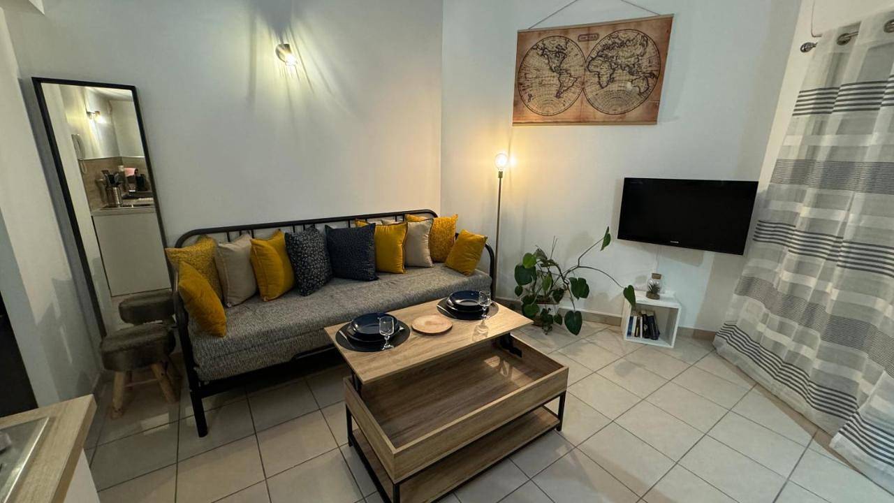 Appartement entier, One-Bedroom Apartment in Salon-de-Provence, Côte méditerranéenne (France)