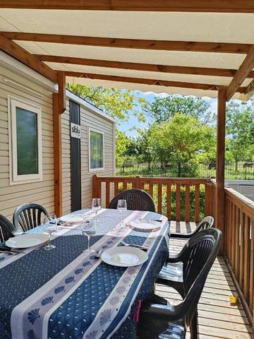 Camping pour 6 personnes, avec piscine ainsi que terrasse et jacuzzi dans Vias Plage