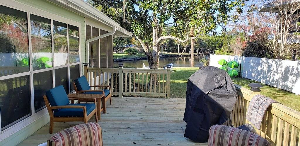 Alte Homosassa- Flusswasser-Vorderboot-Haus-Eismaschine-Tiefe-Bucht-Vier Kayaks in Homosassa, Citrus County