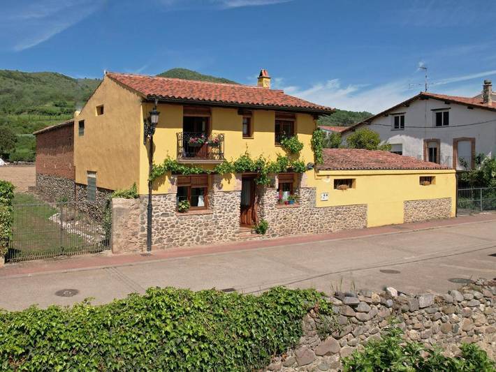 Casa rural para 12 personas, con jardín, Se admiten mascotas en Rioja Alta