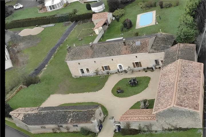 Gîte pour 18 personnes, avec terrasse et piscine ainsi que jardin et jacuzzi, animaux acceptés