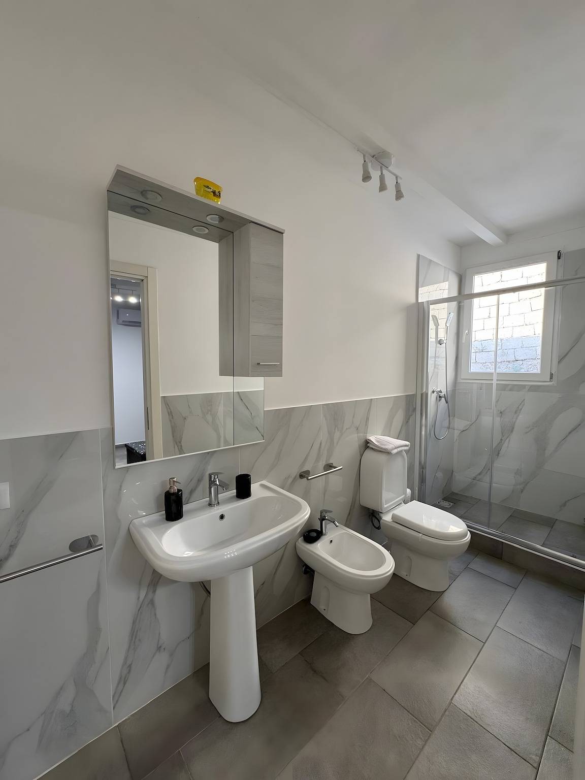 Ganze Wohnung, Apartment „Camera Luna“ mit Gemeinschaftspool, Wlan und Klimaanlage in Lentini, Syrakus Provinz