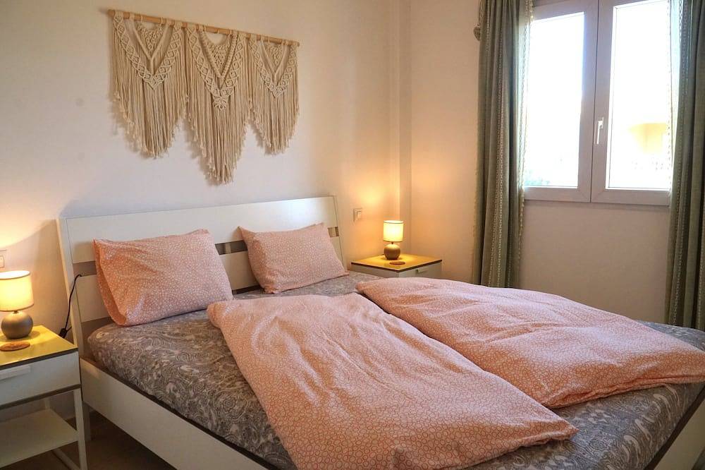 Entire apartment, Beautiful apartment near the beach with a view of the pool and the mountain 'Segaria' in el Verger, Costa Blanca