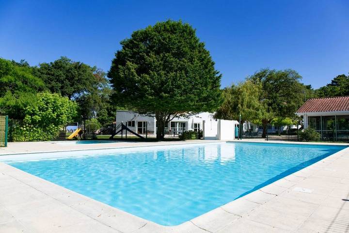 Parc de vacances pour 5 personnes, avec Terrasse et Jardin ainsi que Bassin pour enfant et Piscine dans les Landes