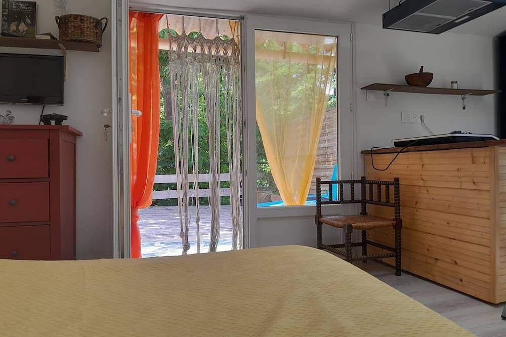 Appartement entier, Studio intime dans les arbres in Saint-Paulet-de-Caisson, Région de Nîmes