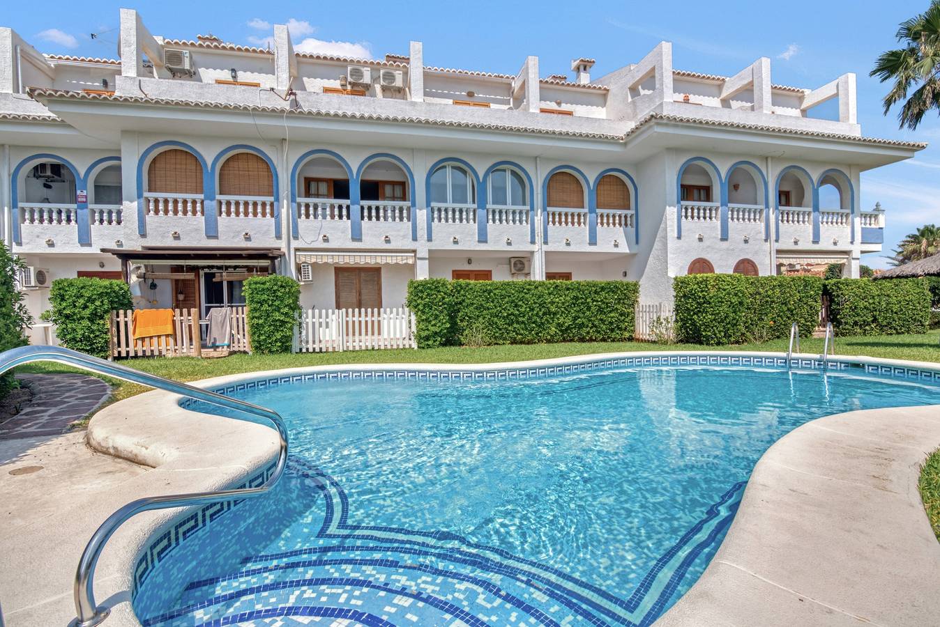 Apartamento entero, Apartamento 'Chill Beach' con piscina compartida, Wi-Fi y aire acondicionado in Almadraba, Costa Blanca
