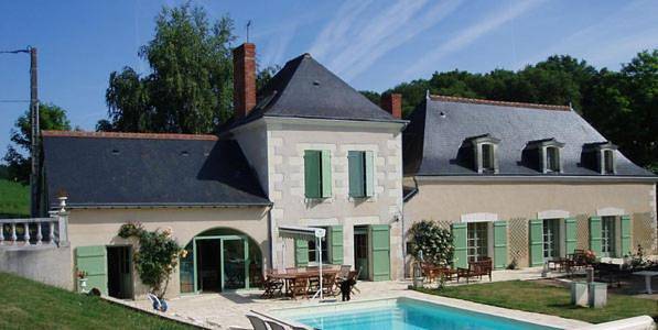 Chambre d’hôte pour 3 personnes, avec piscine ainsi que terrasse et vue à Vallières-les-Grandes