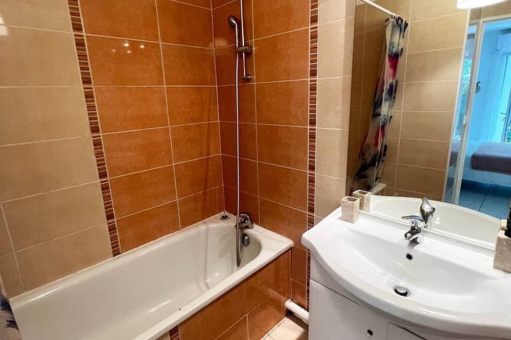 Entire apartment, Charming 1-Br Apt in Quiet Area, 20 mins Walk to Center, Parking, Wifi, Pet-Friendly, Terrace in Cambo-les-Bains, Bayonne region