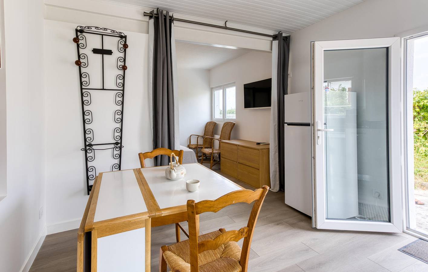 Cozy Apt with TV, WiFi, Parking, Garden - 500m to Beach in La Cotinière, Saint-Pierre-d'Oléron