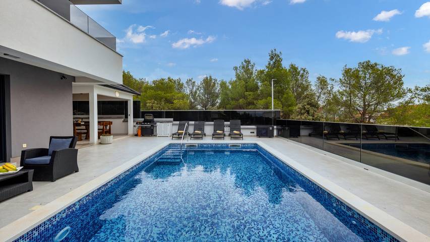 Villa pour 10 personnes, avec terrasse ainsi que jardin et sauna à Šibenik - 2