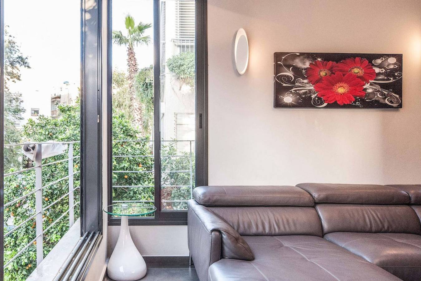 Entire apartment, Luxury 3Br Apt Centrally Located & 5-min to Beach in Tel Aviv, Tel Aviv District