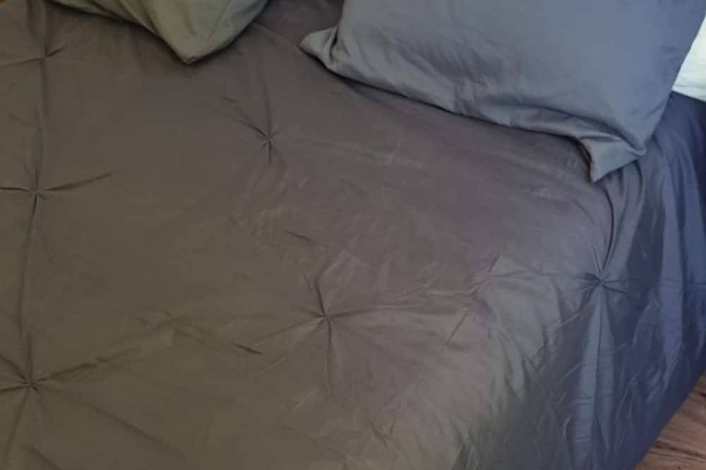 Entire apartment, Large F1 refurbished Porte de Paris 17eme in Clichy, Hauts-de-Seine