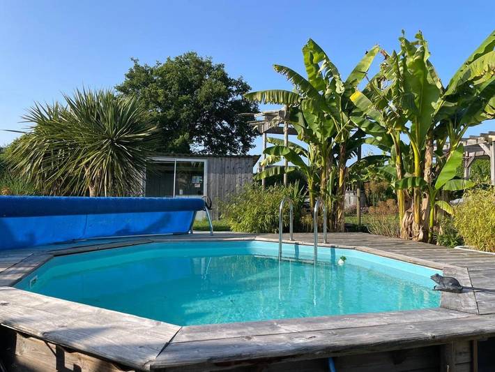 Gîte pour 2 personnes, avec jardin et piscine ainsi que vue et terrasse à Saint-Hilaire-des-Landes