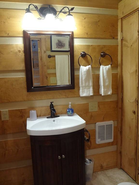 Log Cabin for 2 Guests in North Carolina, USA