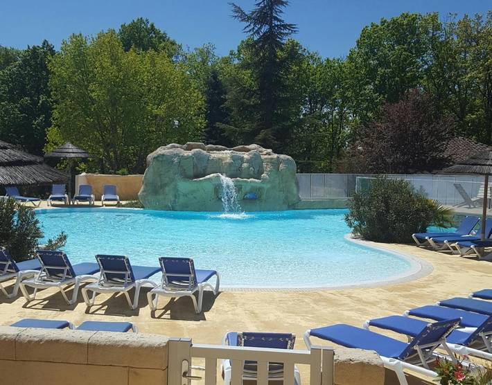 Camping pour 10 personnes, avec piscine ainsi que terrasse et bassin pour enfant, animaux acceptés