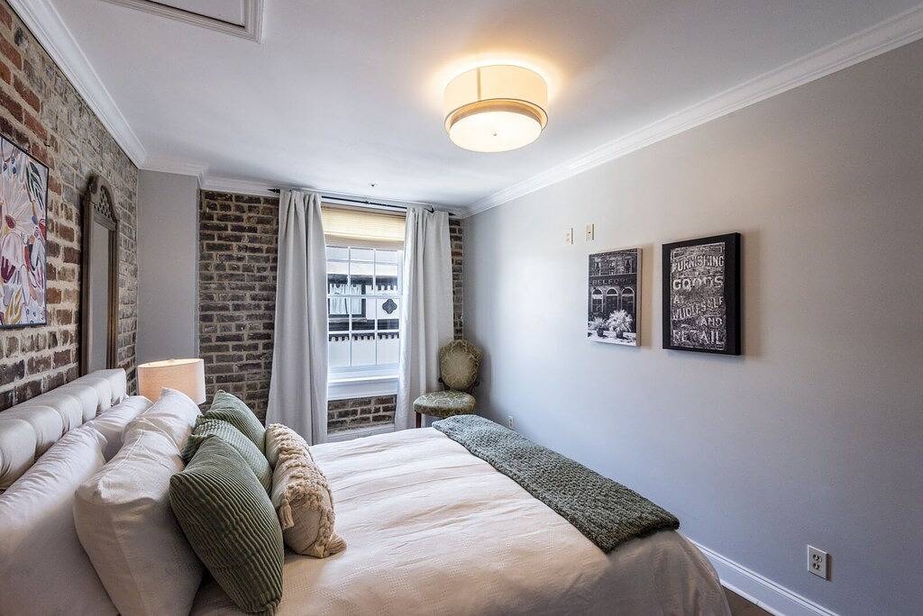 Ganze Wohnung, ☆ Historic Broughton St. Loft ☆ Mod-Industrial 2/2 w/View, Parking, Shuffleboard in Savannah, Chatham County