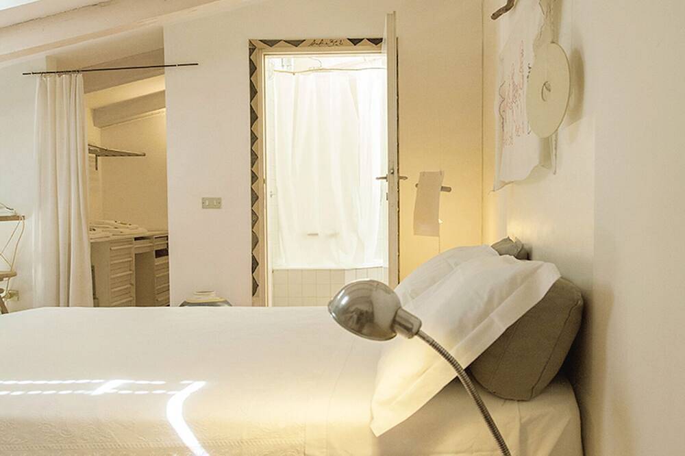 Independent little flat on two floor silent courtyiard with wisteria in Milán, Provincia de Milan
