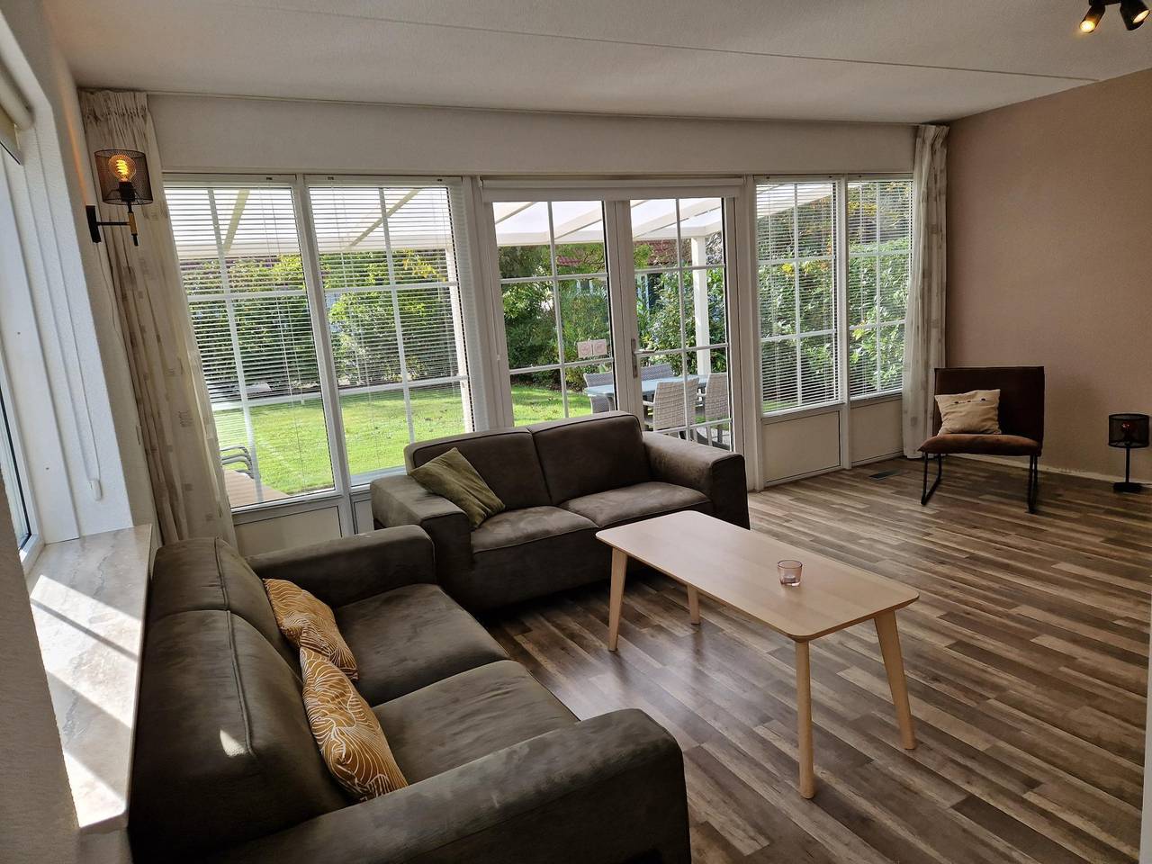 Vakantiepark Hellendoorn — Bungalow für 4 Personen mit Veranda und Klimaanlage im Erdgeschoss in Hellendoorn, Sallandse Heuvelrug