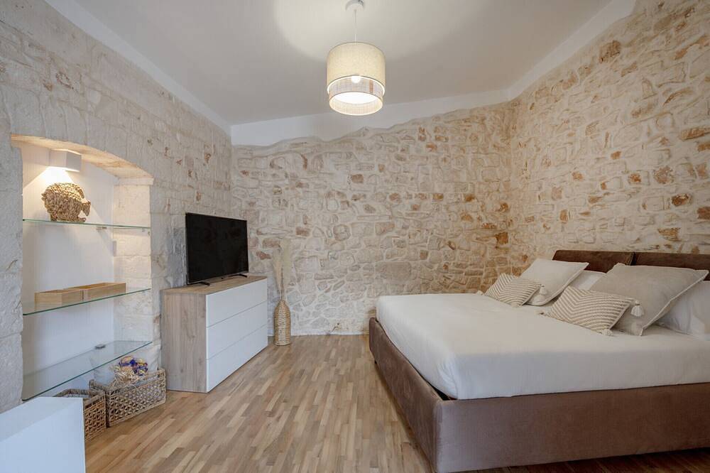 Entire apartment, Guesthost - La Dimora di Aline - Amber Apartment in Conversano, Bari Province