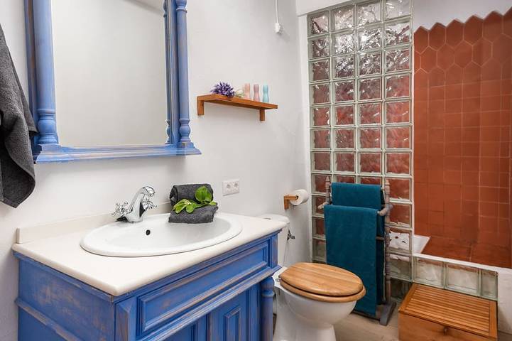 Entire apartment, Refurbished holiday apartment in an Andalusian farmhouse in The Lake District in Antequera, Málaga Province