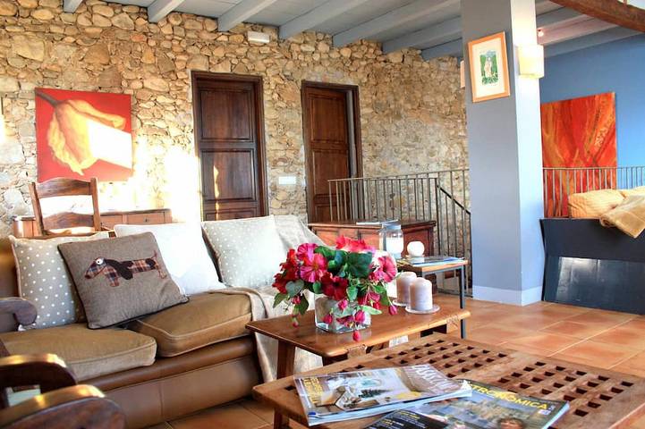 Wunderschönes Familienbauernhaus in der Nähe von Girona in einer privilegie in Cabanelles, Oberampurien