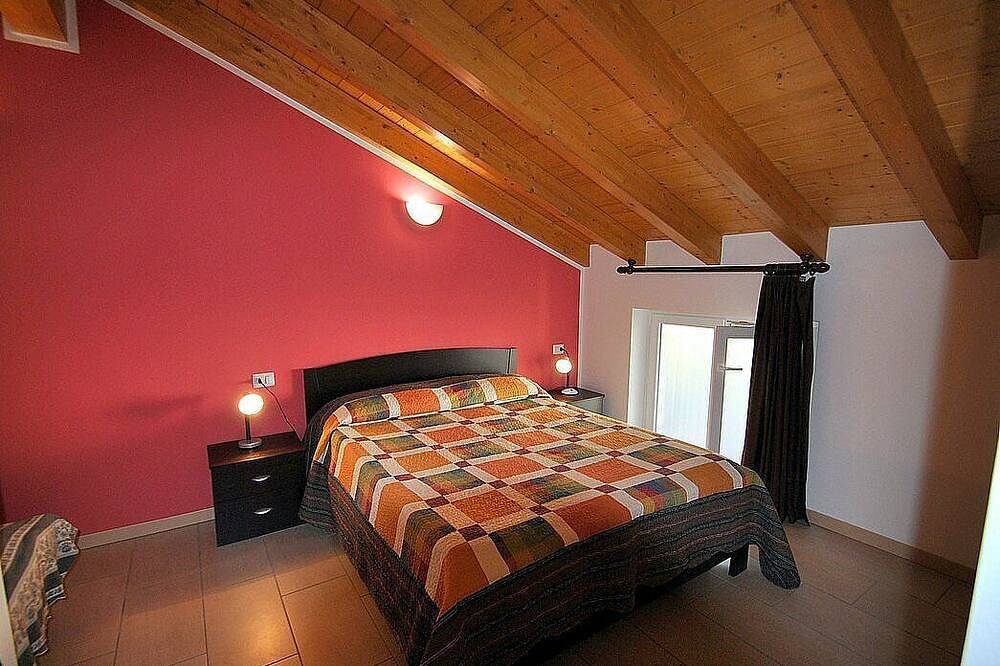 Casa Osmanto A: A cozy and welcoming apartment situated at a short distance from the shores of Lake Como, with Free Wi-Fi. in Vercana, Gemeinde Vercana